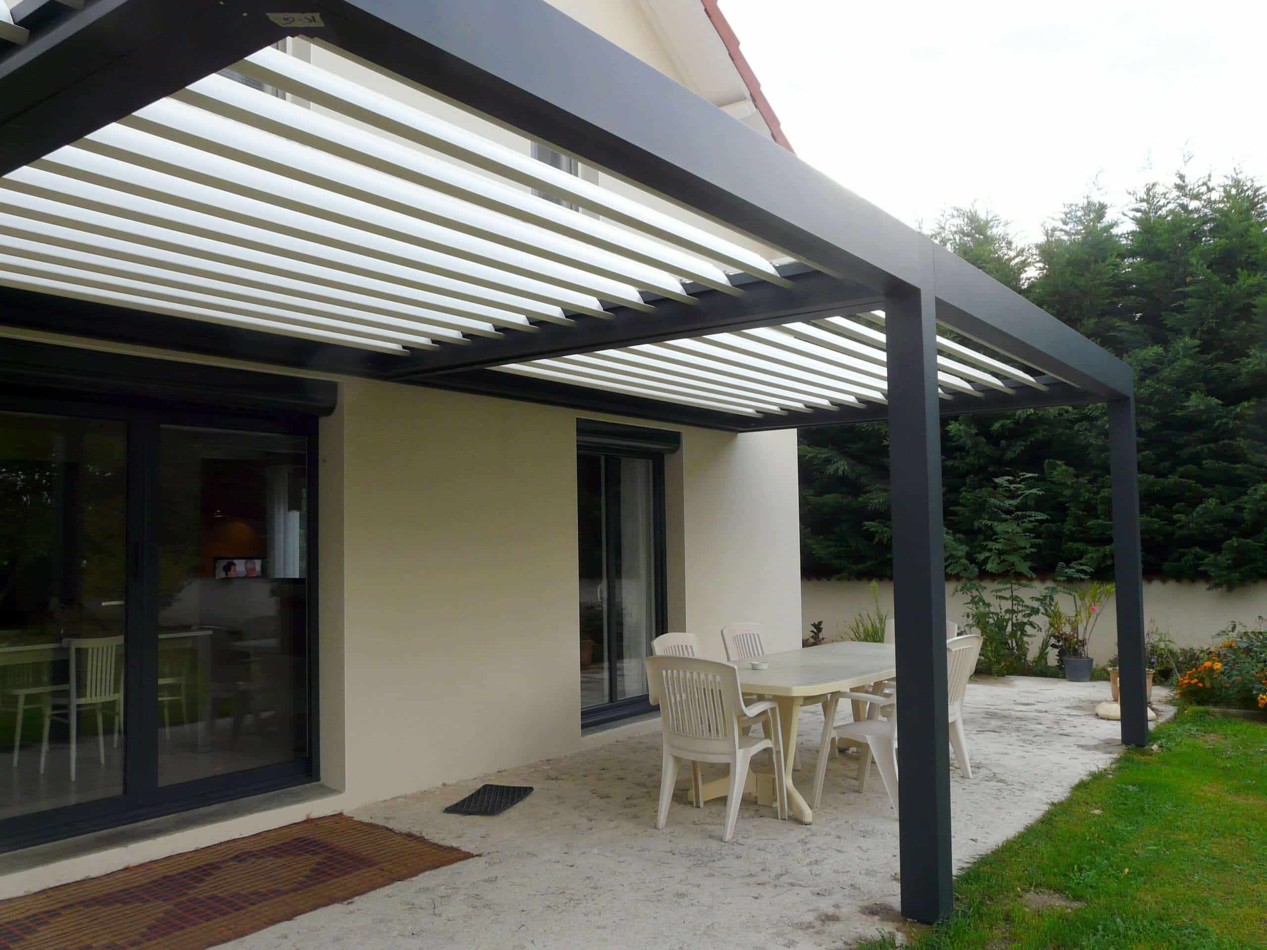 Exemple de réalisation par Verral d'une pergola bioclimatique en Alsace