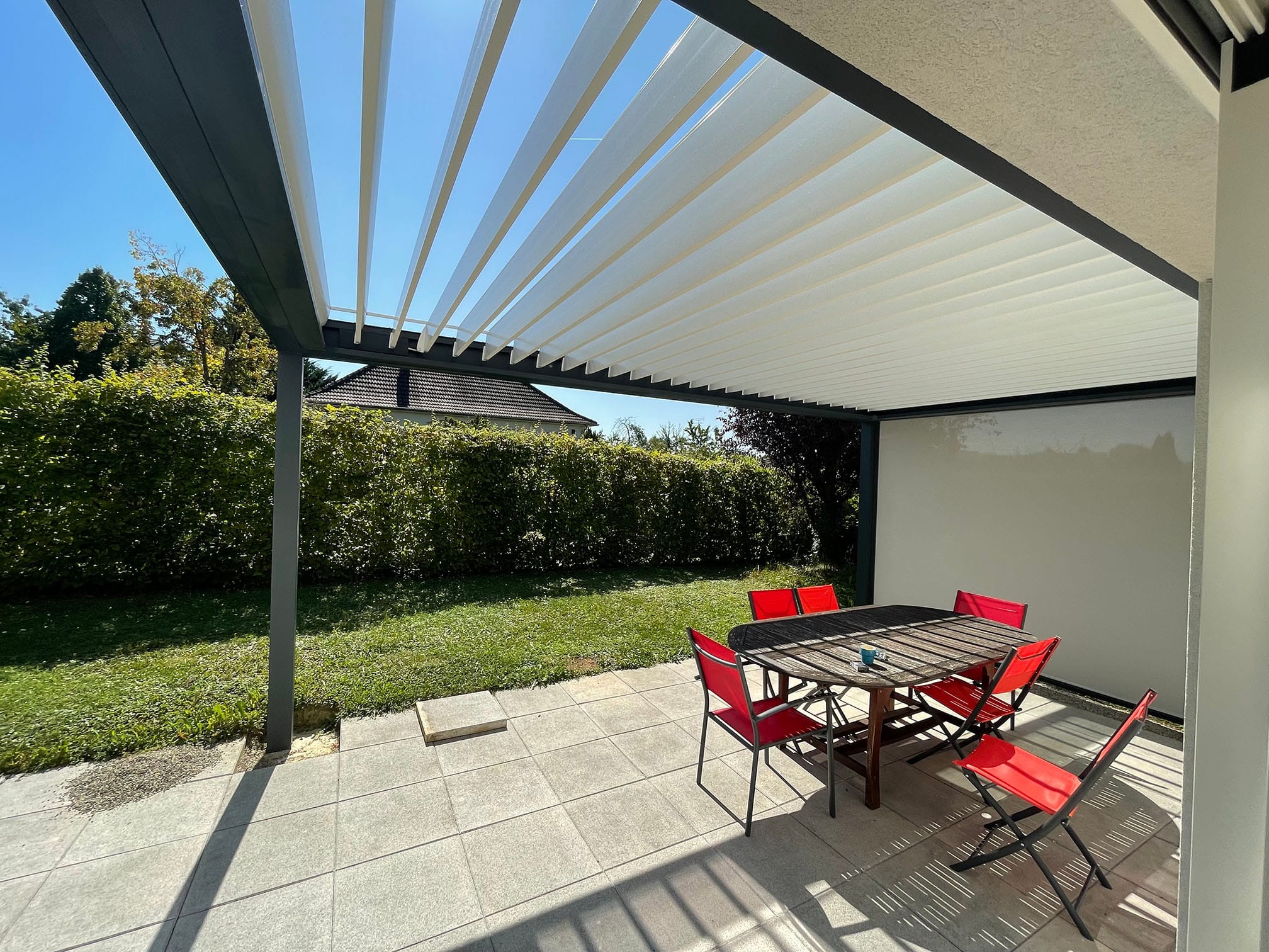 Exemple de réalisation par Verral d'une pergola bioclimatique avec stores, en Alsace