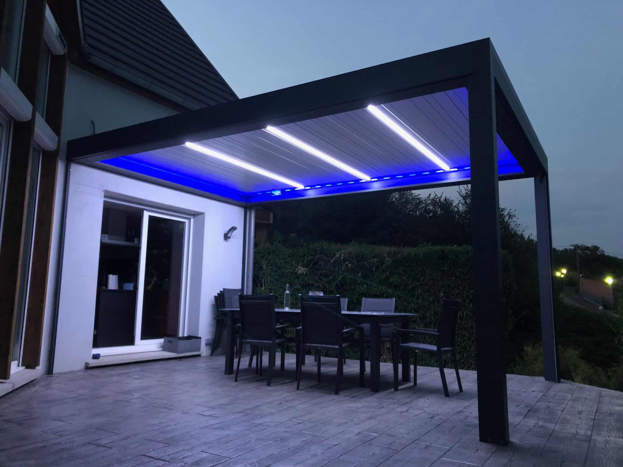 Exemple de réalisation par Verral d'une pergola bioclimatique avec éclairage