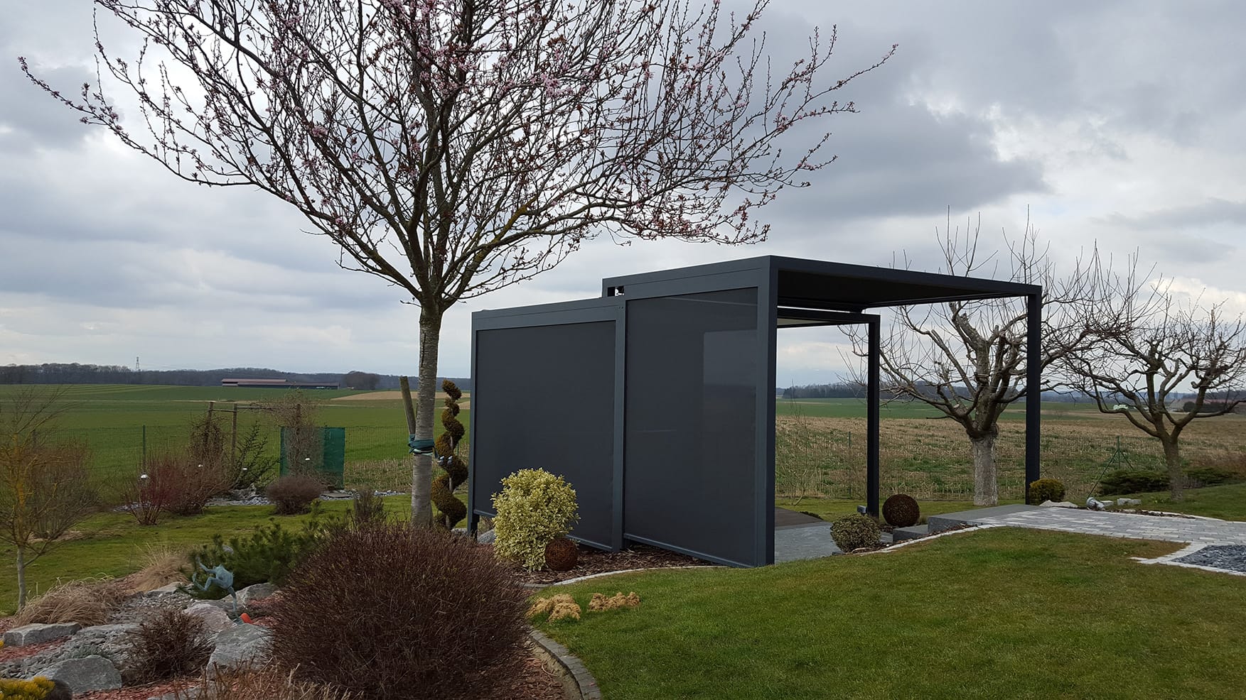 Exemple de réalisation par Verral d'une pergola Tensionata dans un jardin aménagé, réalisé par Verral