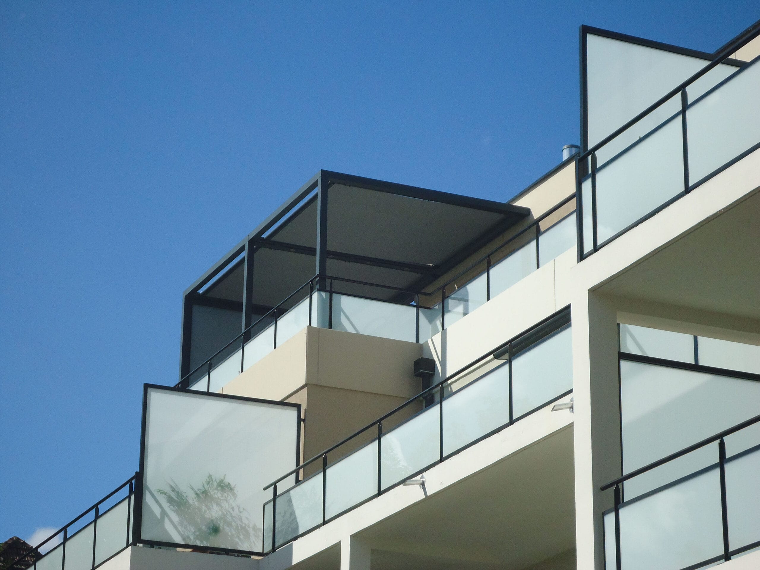 Exemple de réalisation par Verral d'une pergola Tensionata sur la terrasse d'un appartement, réalisé par Verral