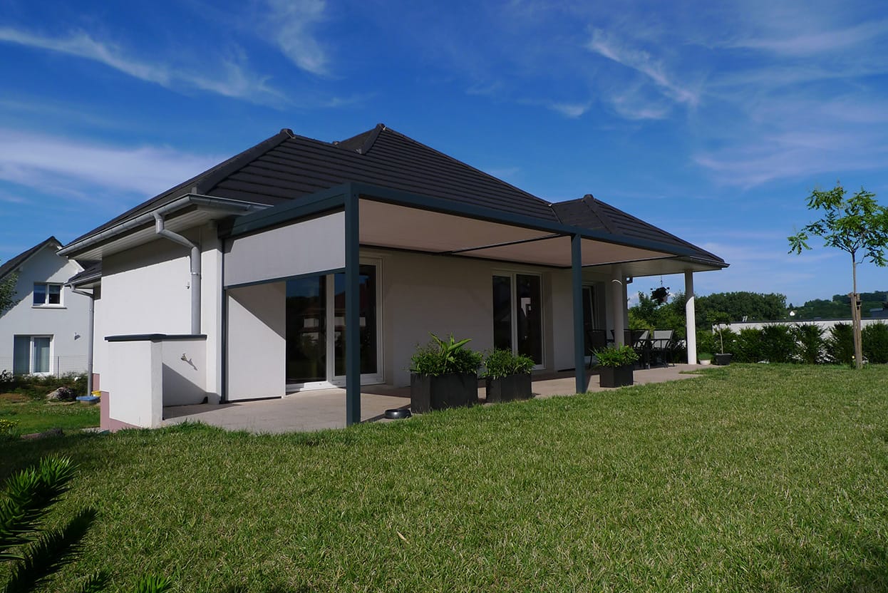 Exemple de réalisation par Verral d'une pergola Tensionata dans un jardin aménagé, réalisé par Verral, en Alsace