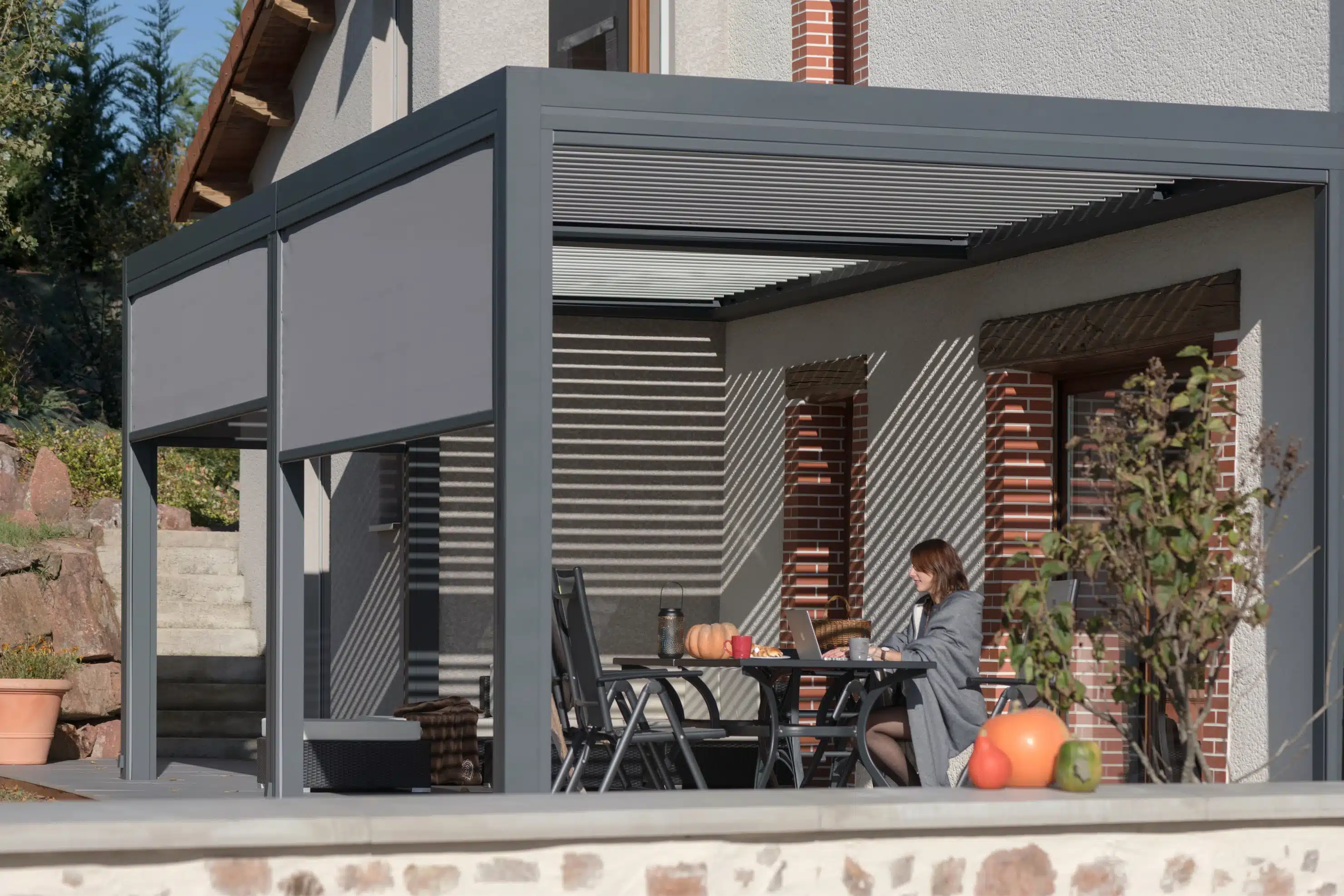 pergola-lames-store-zip-dame-terrasse