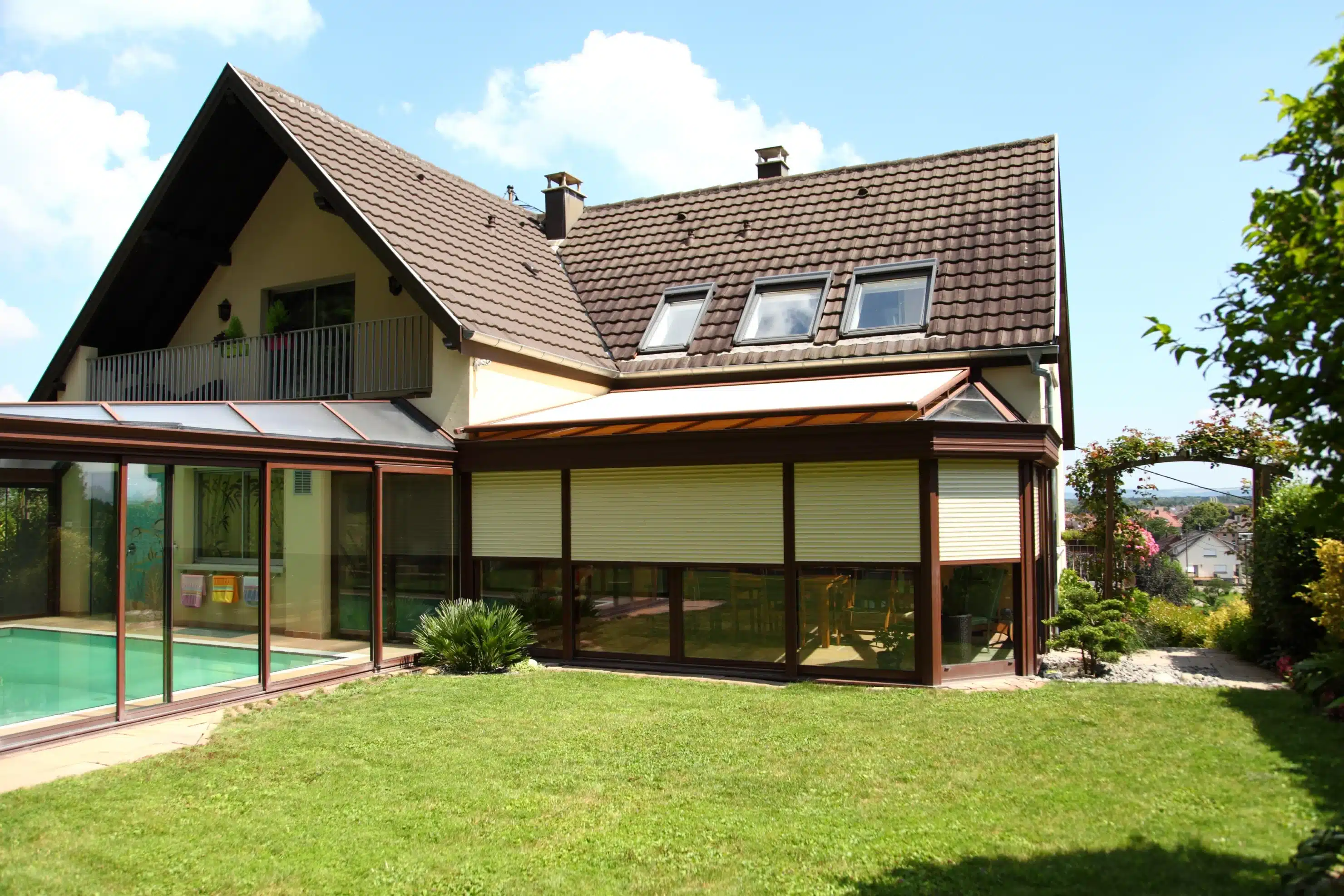 Verral véranda avec piscine et store de toiture à Habsheim Alsace