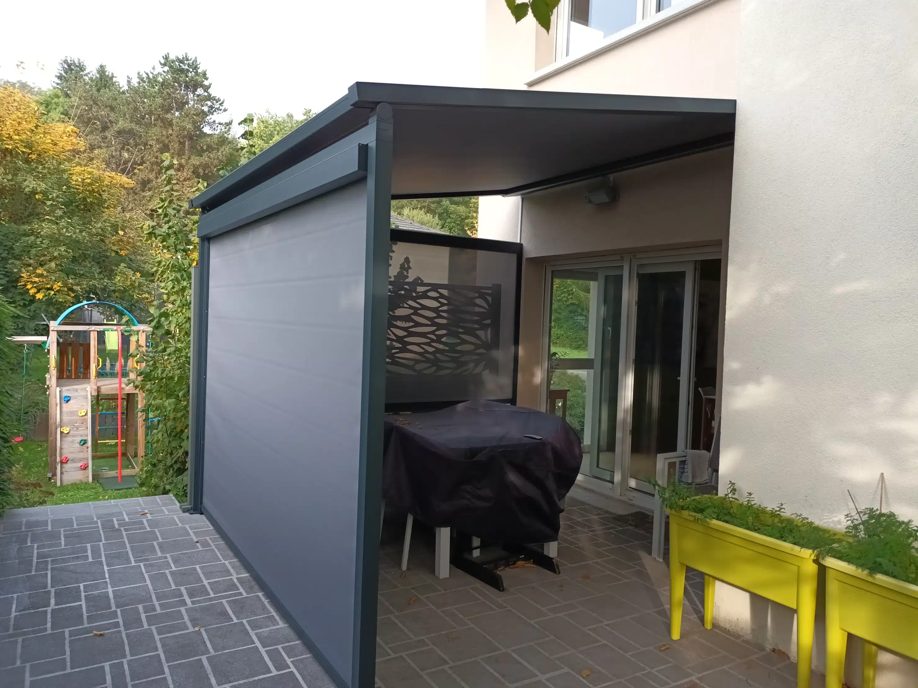 Verral pergola à toile avec store et brise vue à Blotzheim Haut-Rhin
