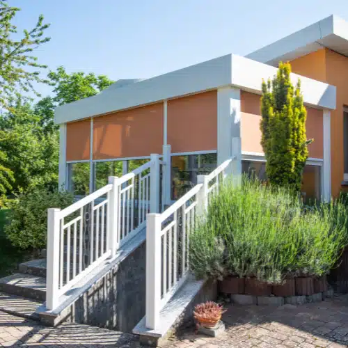 veranda-toit-plat-store-orange Verral stores verticaux Mulhouse Alsace